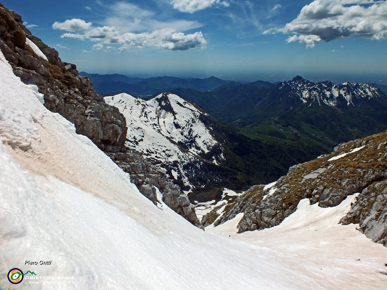 38 Un'occhiata timorosa al sottostante canale attraverrsato.JPG